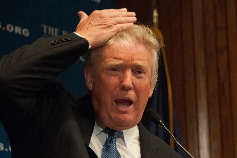 Donal Trump - ứng viên tổng thống Mỹ chưa hiểu đầy đủ về keo xịt tóc.