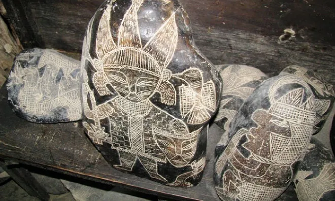 Theo Epoch Times, hơn 50.000 hòn đá chạm khắc bí ẩn được tìm thấy xung quanh vùng sa mạc ở Ica, Peru.