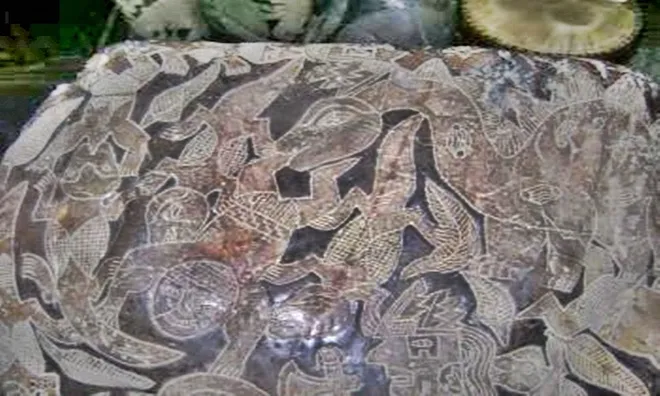 Hình vẽ trên hòn đá cho thấy khủng long đang ăn thịt người, khiến chúng ta nghĩ rằng con người có mặt trên Trái Đất từ thời đại của khủng long, cách đây 65 triệu năm.