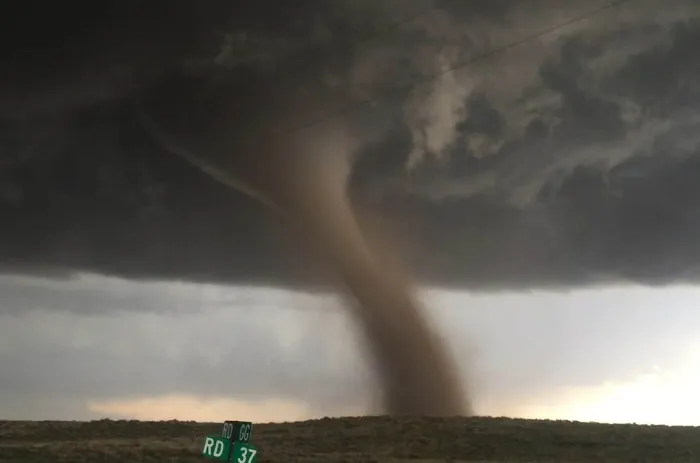 Vòi rồng khổng lồ quét qua bang Colorado.