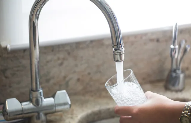 Đừng uống nước có mùi xăng và hãy tham khảo tình trạng này với hàng xóm.