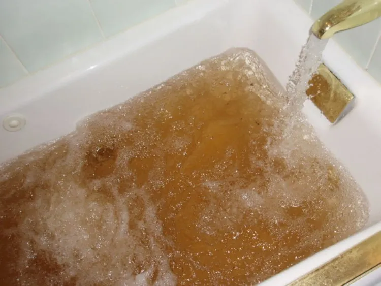 Một nguồn nước nhiều sắt sẽ có màu vàng đặc trưng.