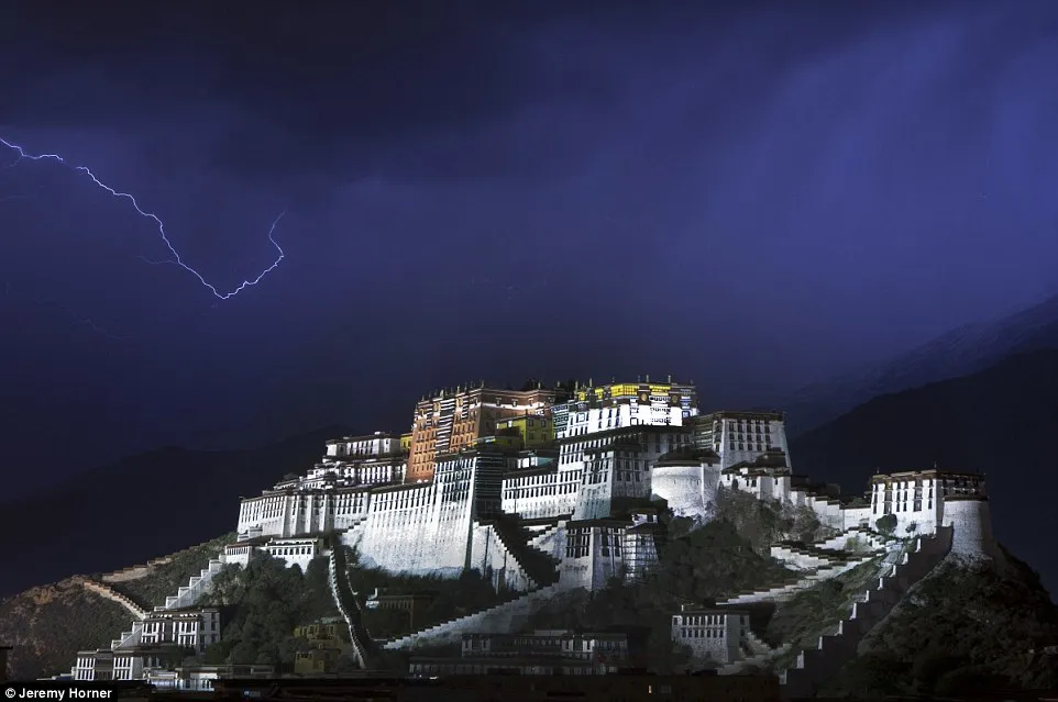 Sét đánh xé toang bầu trời bao phủ cung điện Potala trong một cơn bão ở Lhasa. Nơi đây từng là nơi cư trú mùa đông của Đức Đạt Lai Lạt Ma.