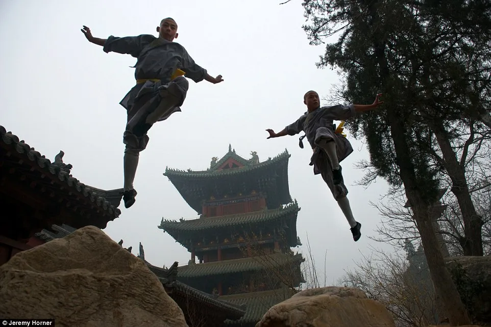 Hai nhà sư Thiếu Lâm tại Trịnh Châu, Trung Quốc đang luyện tập kung fu.