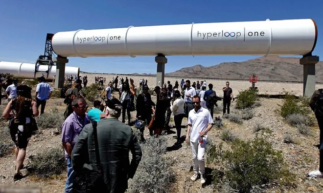 Hyperloop One, một công ty mới thành lập, nhanh chóng nắm bắt ý tưởng của Musk