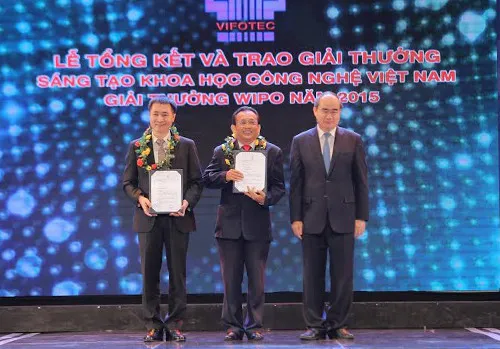 Ông Trần Văn Trà (ngoài cùng bên trái).