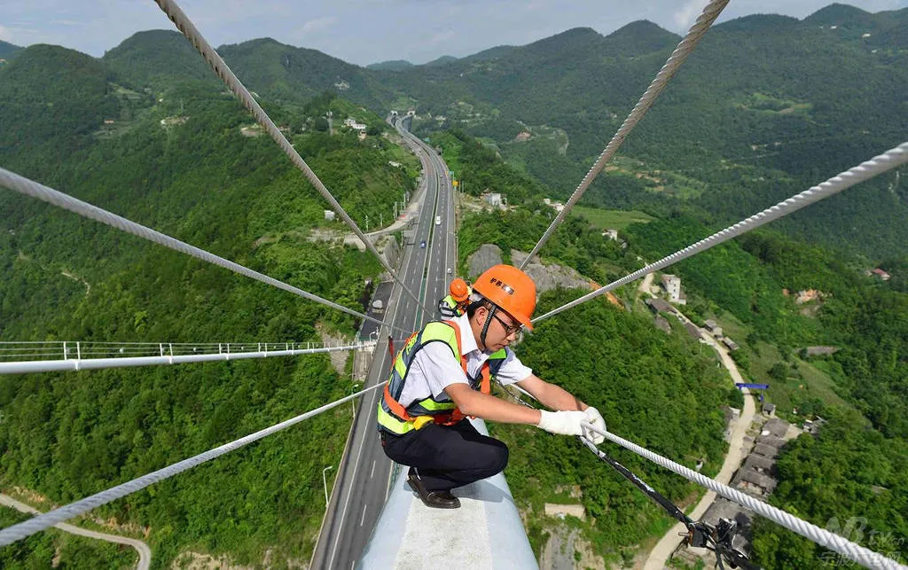 Các kỹ sư bảo trì làm việc trên cầu