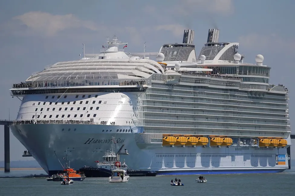 Harmony of the Seas có chiều dài 362 mét - tương đương với chiều dài của 5 chiếc Boing 747 đặt nối liền nhau.