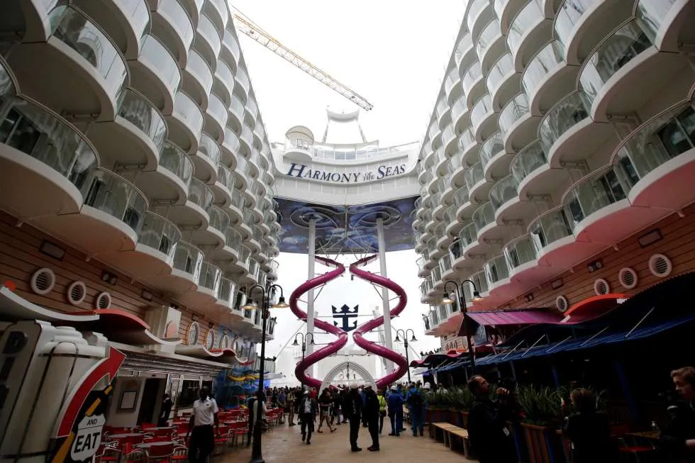 Harmony of the Seas được vận hành bởi 2,100 thuyền viên từ khắp nơi trên thế giới.