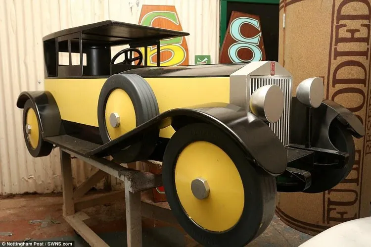 Cỗ quan tài hình xe Rolls Royce.