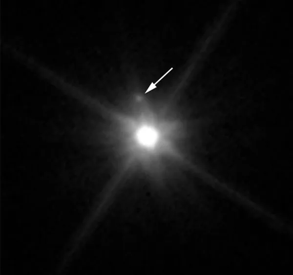 Ngày 26/4/2016, kính viễn vọng Hubble đã phát hiện ra một mặt trăng kỳ lạ quay quanh hành tinh lùn này.