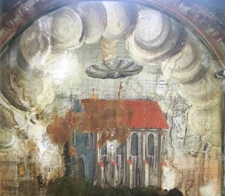 Hình vẽ giống UFO trên tường nhà thờ.