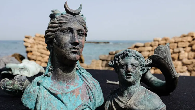 Tượng Nữ thần Mặt trăng Luna (bên trái) và tượng Nữ thần rượu Dionysus.