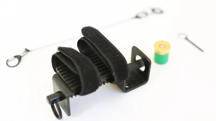 Khi kẻ trộm cố gắng di chuyển chiếc xe đi, búa đập sẽ kích hoạt khiến viên đạn/khối thuốc nổ phát nổ tạo ra âm thanh.