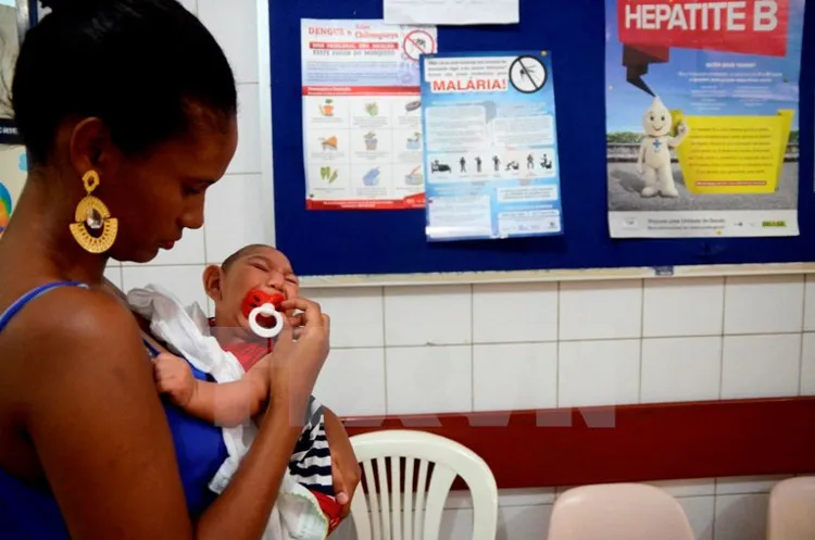 Một trẻ nhỏ bị mắc bệnh teo não do virus Zika ở Brazil.