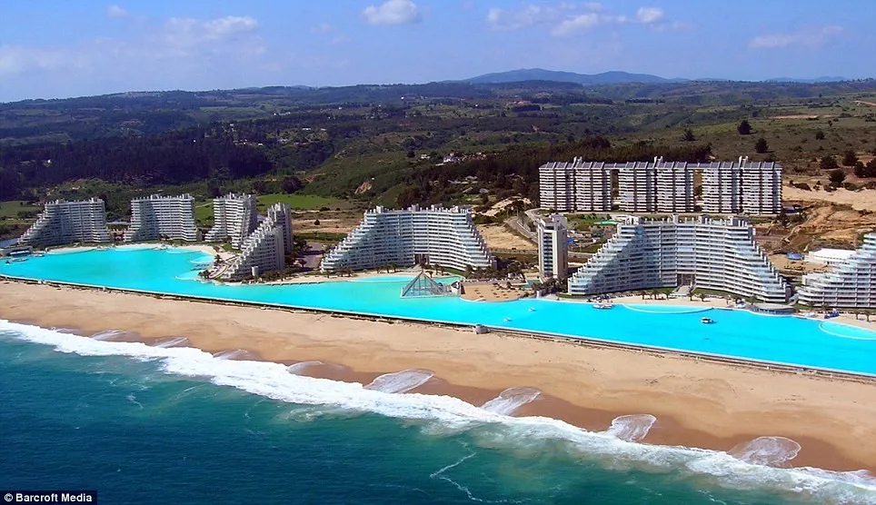 Bể bơi khổng lồ này nằm bên bờ biển Thái Bình Dương của Chile, thuộc thành phố Algarrobo, chứa 250.000 m3 nước.