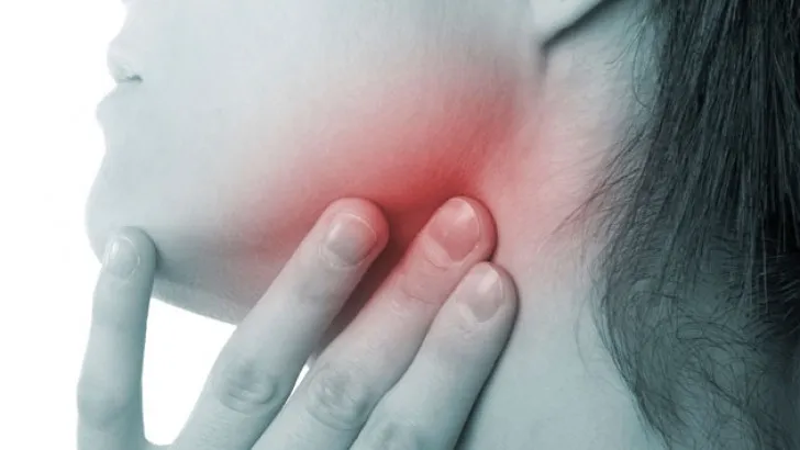 Áp sát 3 ngón tay: trỏ, giữa, áp út vào nhau, sau đó sờ theo phần cơ chéo nối từ tai xuống phần xương quai hàm.
