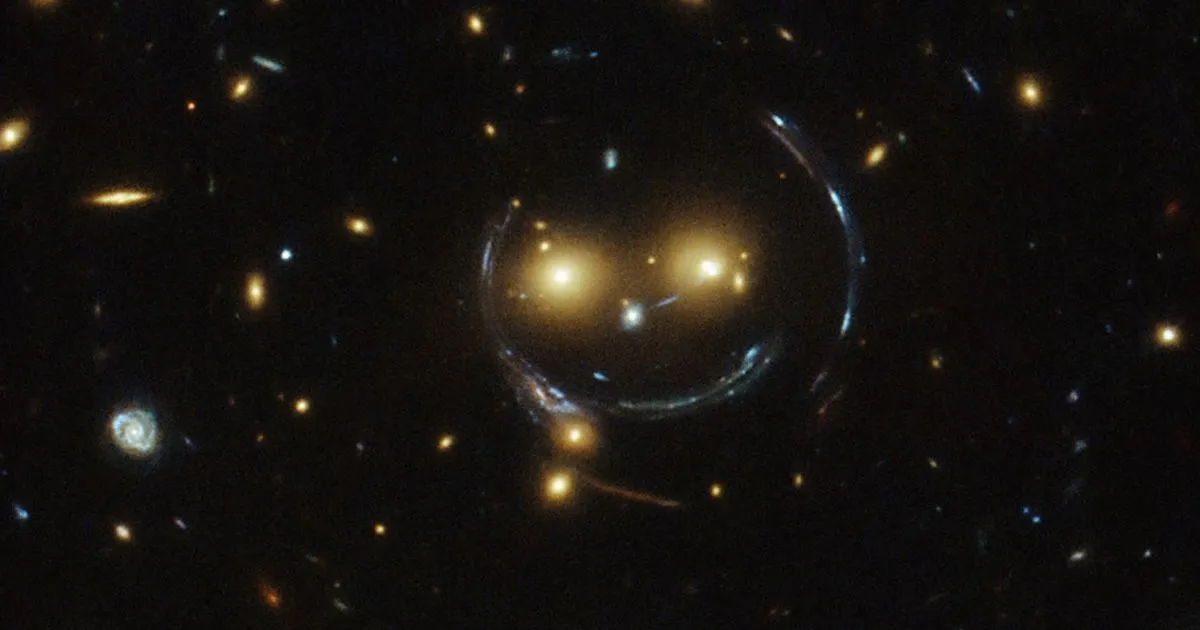 Kính viễn vọng Hubble tìm thấy "mặt cười" trong chòm sao Ursa Major