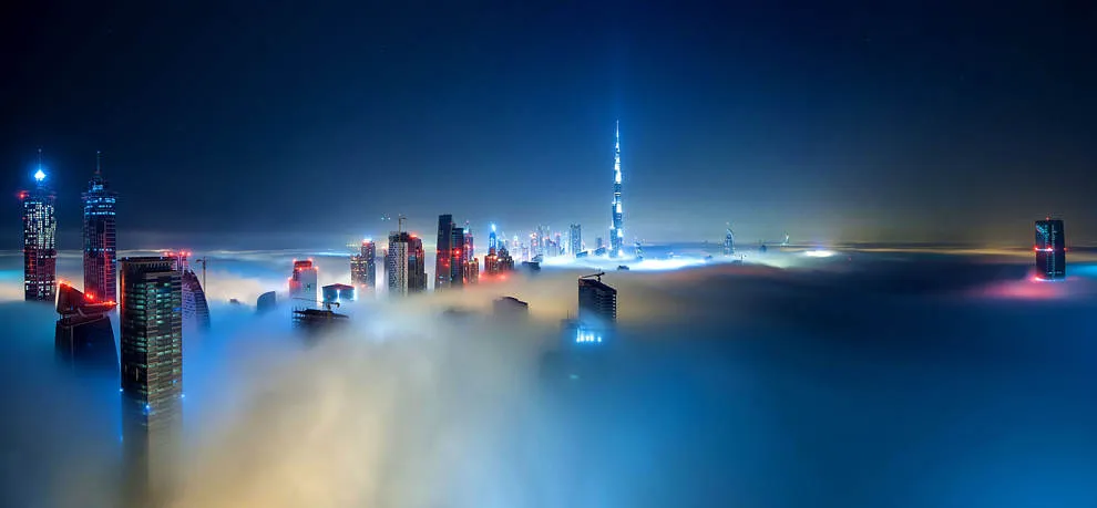Sương mù trên những tòa nhà cao tầng ở Dubai