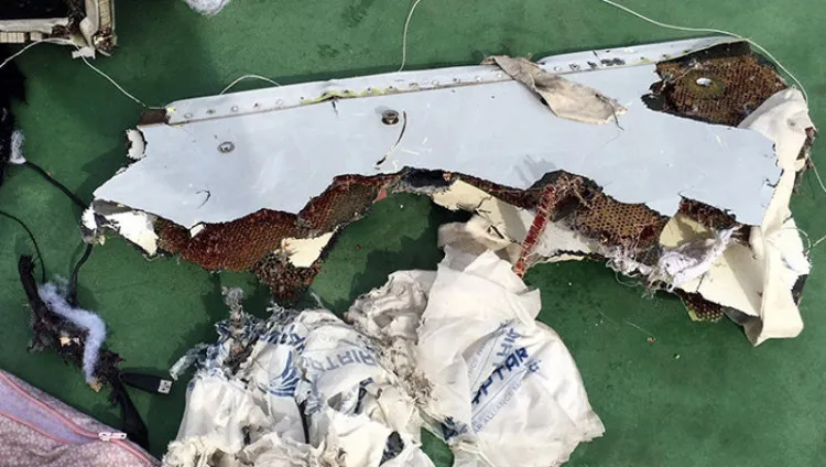 Mảnh vỡ máy bay EgyptAir.