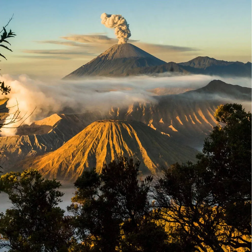 Hai khung cảnh trái ngược ở vùng núi Bromo - nơi có ngọn núi lửa Bromo vẫn đang hoạt động ở Indonesia.