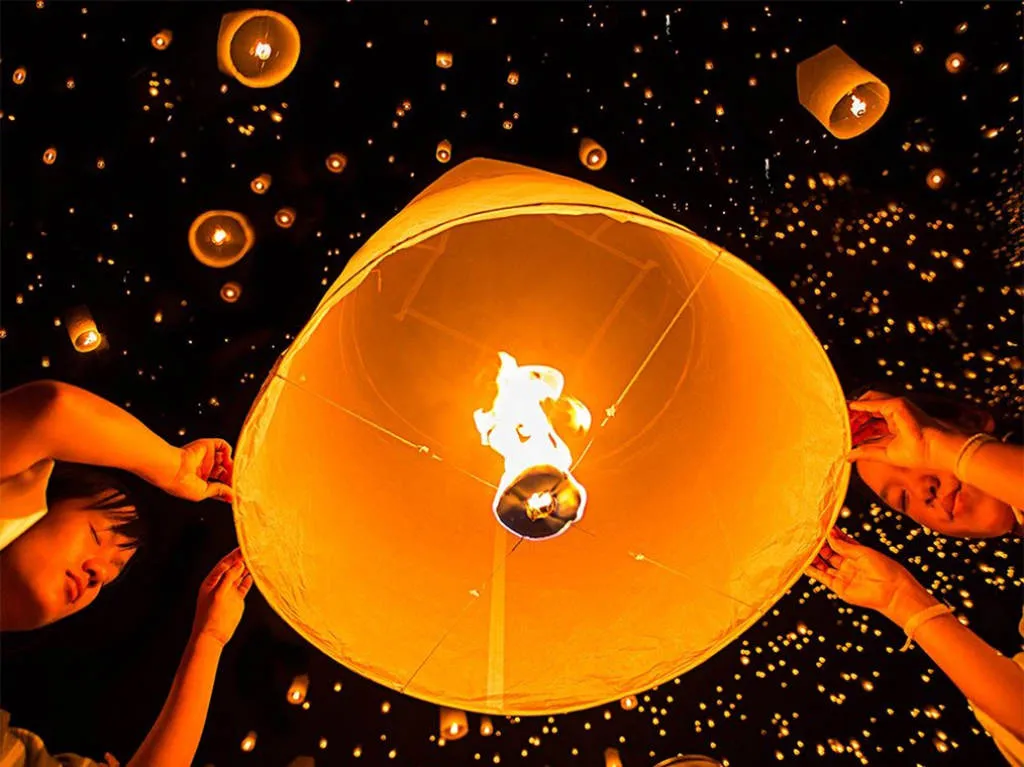 Lung linh lễ hội đèn trời ở Chiang Mai, Thái Lan.