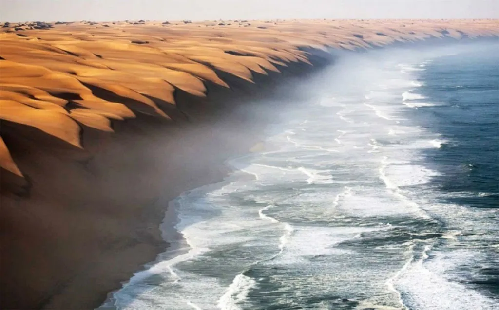Khi sa mạc Namib khô cằn gặp những cơn sóng dạt dào từ đại dương xanh.