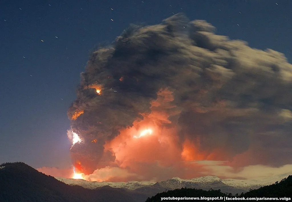 Núi lửa Puyehue-Cordón Caulle ở Chile đang phun trào. Những đụn khói ngùn ngụt tạo thành đám mây khổng lồ sáng rực cả bầu trời.