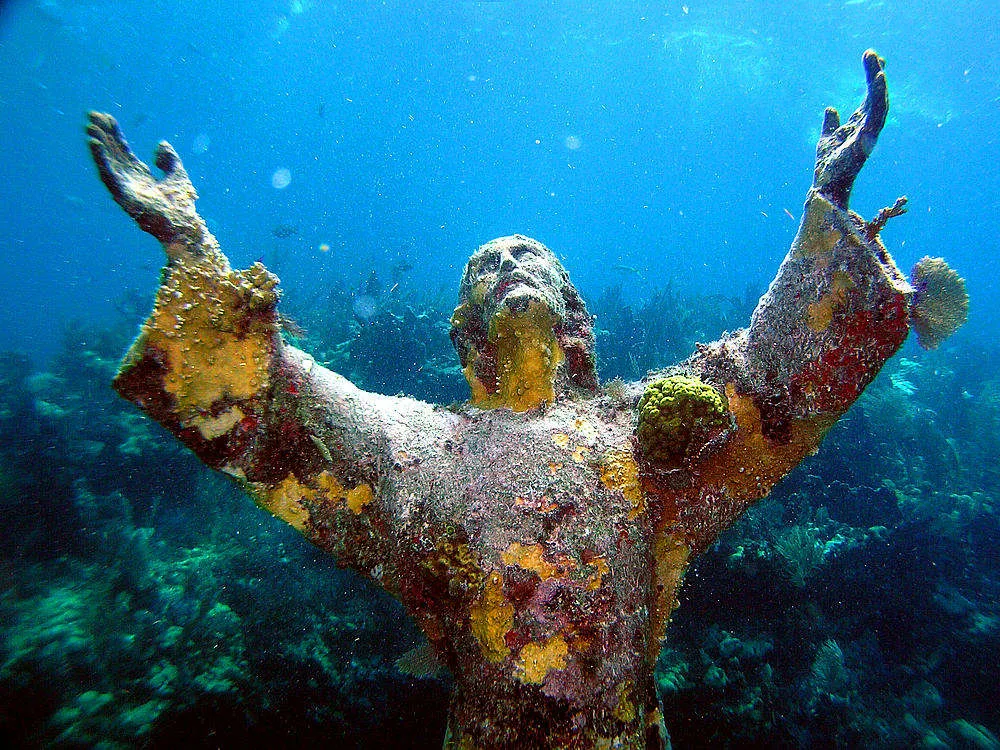 Tượng Chúa Jesus dang rộng cánh tay như để đón ánh hòa quang soi rọi xuống đáy đại dương ở Florida, Mỹ.