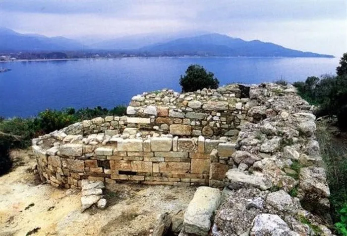 Aristotle sinh tại Stagira vào năm 384 trước Công nguyên và qua đời ở Chalcis, Evia, năm 322 trước Công nguyên