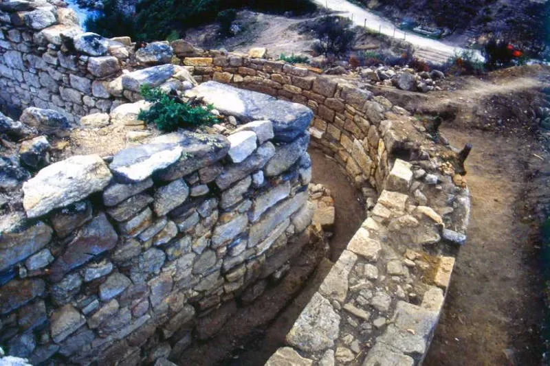 Lăng mộ hình vòm trên gò đất với sàn đá cẩm thạch có niên đại từ thời Hellenistic (323 - 31 trước Công nguyên).