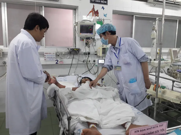 Một bệnh nhi đang được điều trị tại khoa Hồi sức tích cực chống độc BV Nhi đồng 1 (TP.HCM).