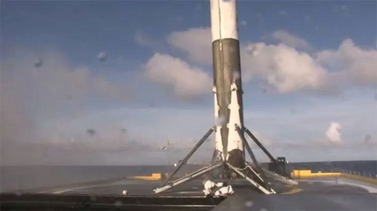 Tên lửa đẩy Falcon 9 đáp thành công xuống bệ đón.