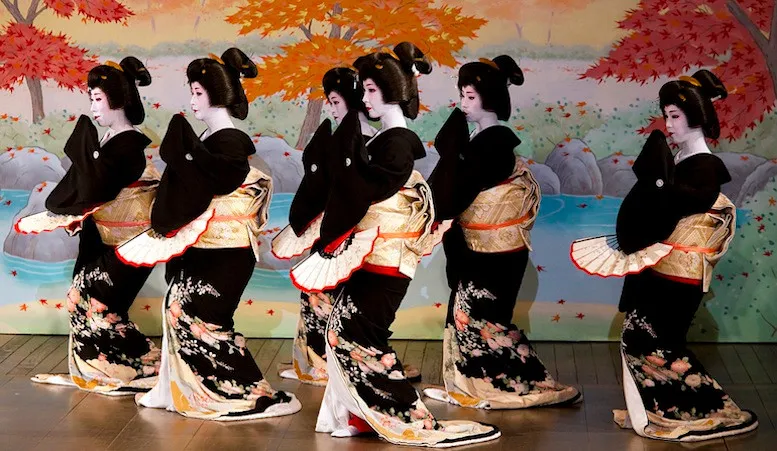 Xem geisha trình diễn cũng là thú vui của nhiều phụ nữ.