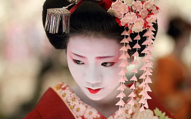 Geisha trẻ thường mặc đồ màu đỏ.