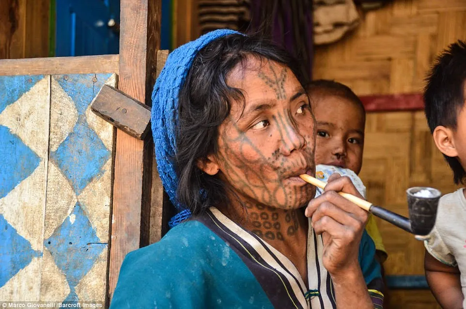 Sống trên những dãy núi của bang Chin, phía tây Myanmar, phụ nữ của các bộ tộc này coi việc xăm mặt là một cách làm đẹp.