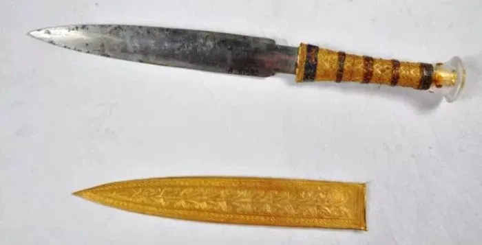 Con dao găm chôn cùng vua Tutankhamun trong quan tài.