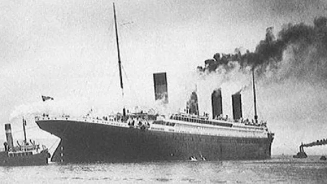 Titanic va phải băng trôi trên Đại Tây Dương, cách đảo Newfoundland, Canada, khoảng 600 km về phía nam