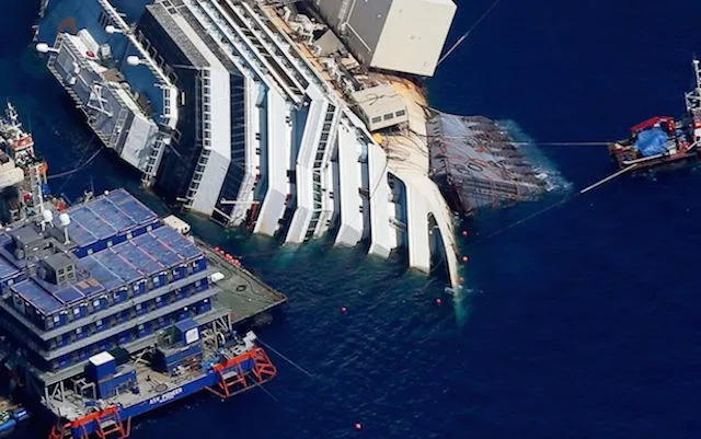 Tàu du lịch Costa Concordia chở 4.200 người đã đâm trúng đá ngầm gần đảo Giglio của Italy vào lúc 21h42 hôm 13/1/2012 khiến con tàu sau đó chìm xuống biển.