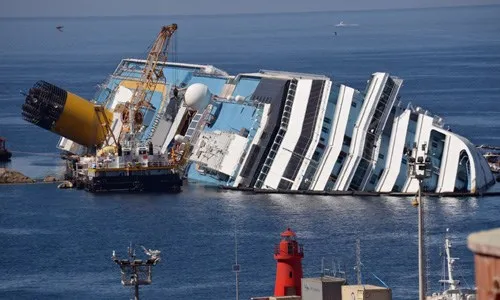 Thuyền trưởng của Costa Concordia bị kết tội ngộ sát và lĩnh án 16 năm tù vì gây đắm tàu và bỏ rơi các hành khách khi con tàu trên gặp nạn.