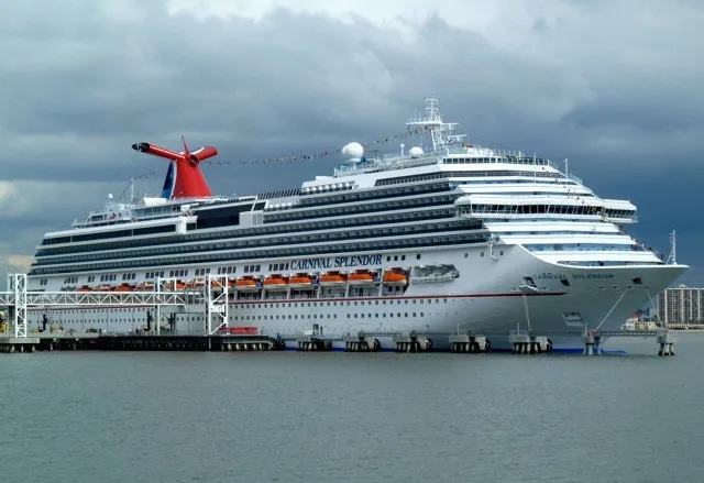 Vào tháng 11/2010, tàu du lịch Carnival Splendor chở 3.299 hành khách, phần lớn là người Mỹ, và 1.167 nhân viên thủy thủ đoàn từ bang California (Mỹ) đã gặp tai họa khủng khiếp.