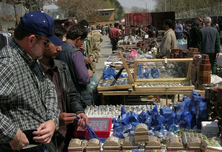 Đá lapis thô và trang sức làm từ lapis bày bán ngoài trời ở Afghanistan.