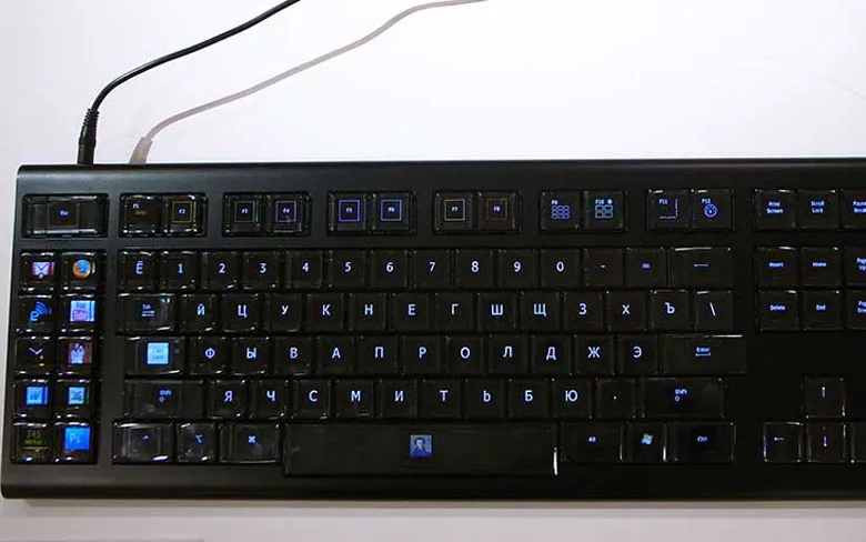 Optimus Maximus là chiếc bàn phím đặc biệt, được thiết kế đơn giản nhưng tinh tế, với hệ thống đèn LED chiếu sáng. Chiếc bàn phím này được bán với giá 2.400 USD