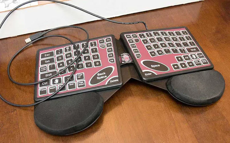 Bàn phím Fingerworks Keyboard Touchstream có ngoại hình bắt mắt và dễ sử dụng. Do được lòng người sử dụng nên giá của mặt hàng này tăng vọt từ mức khởi điểm 340 USD lên 1.500 USD