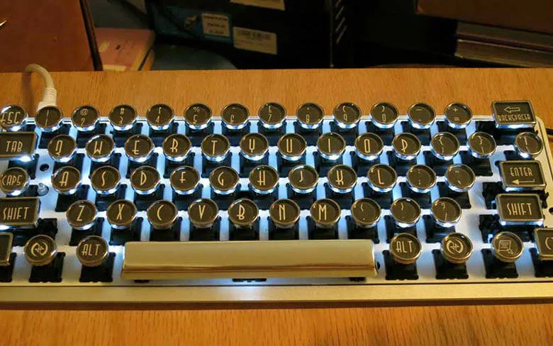 Bàn phím Datamancer Custom Keyboard có ánh sáng đèn LED và các phím được mạ chrome sáng bóng. Giá của chiếc bàn phím độc đáo này dao động từ 1.200 – 1.500 USD