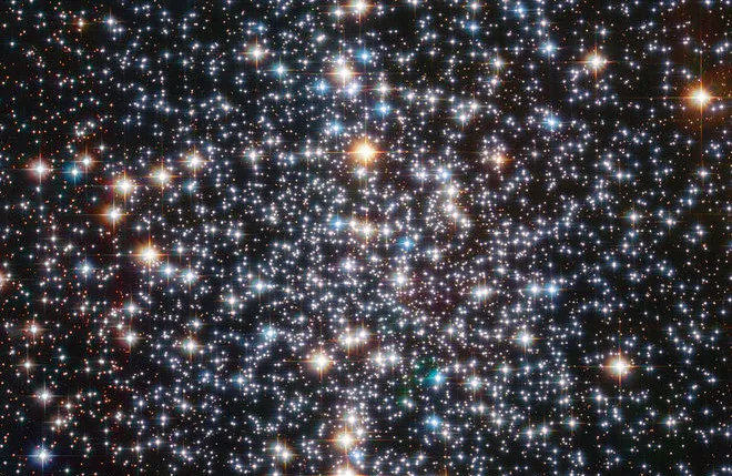 Cụm sao hình cầu Messier 4 được chụp bởi Kính viễn vọng không gian Hubble.