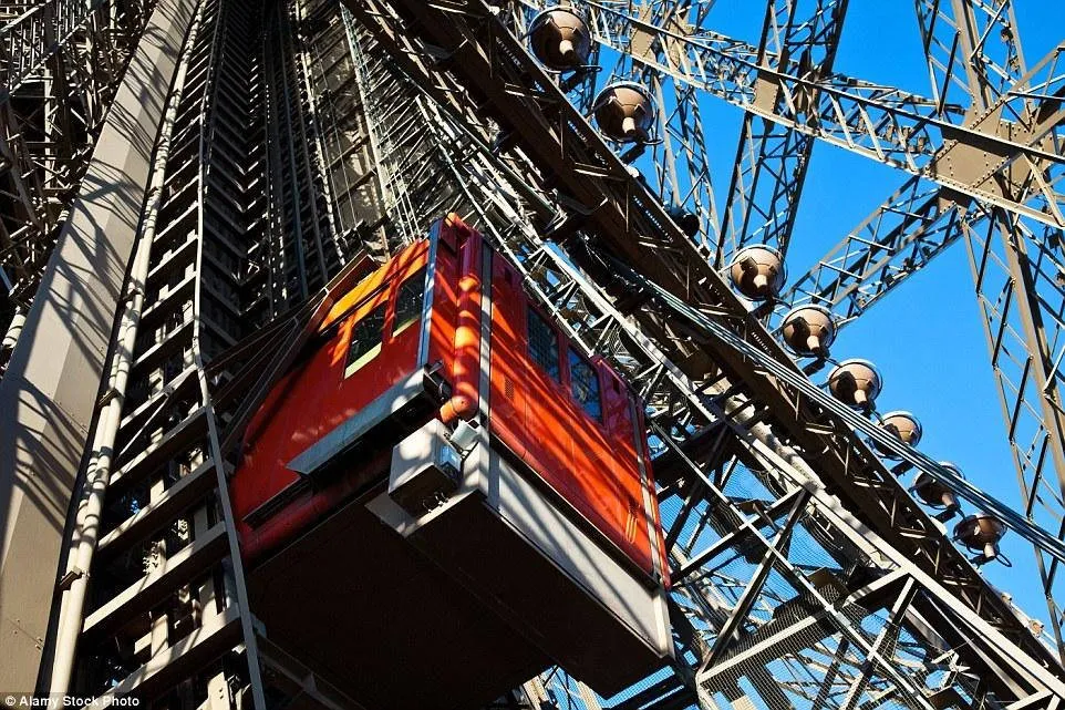 Để lên khu vực đỉnh tháp Eiffel, du khách phải đi qua hai thang máy.