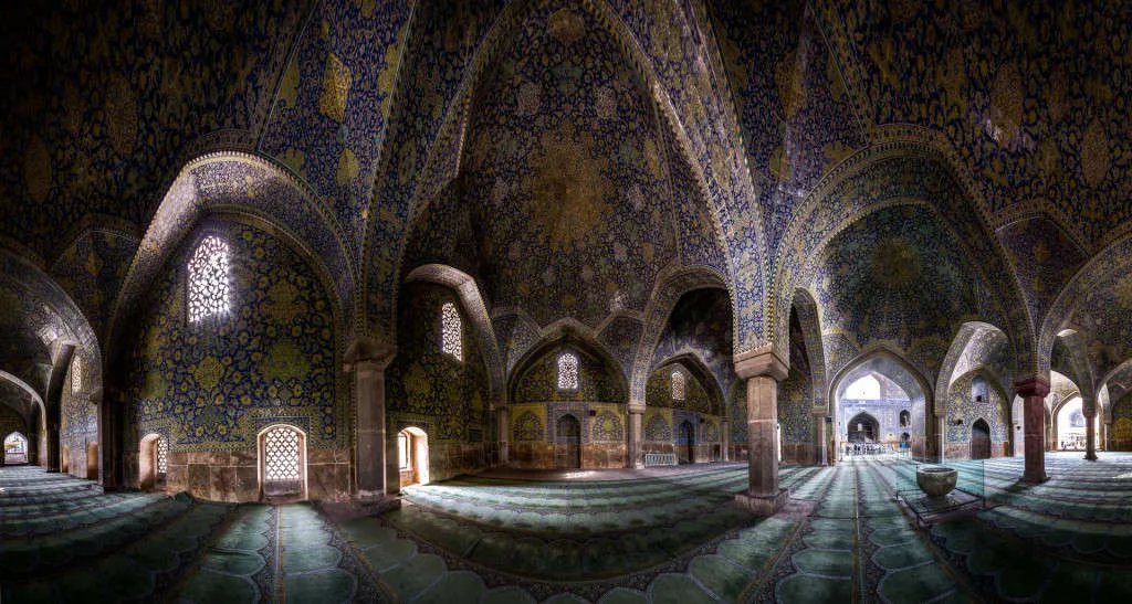 Việc xây dựng các nhà thờ Hồi giáo ở Iran được bắt đầu vào năm 1611.