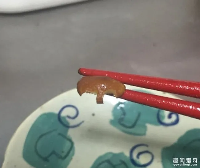 Món ăn kỳ lạ khiến cho chàng trai bị đau bụng và... lặn một hơi không sủi tăm.