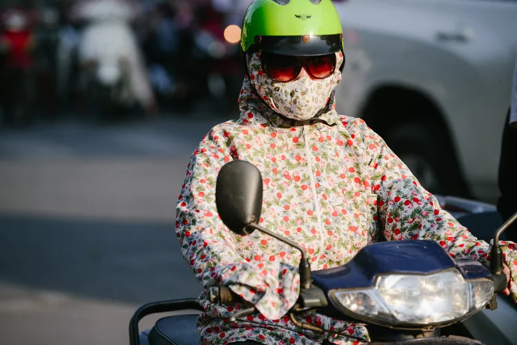 Với nhiệt độ lên tới 40 độ, hai chữ "ra đường" quả nên ví là... truyện ngắn kinh dị.